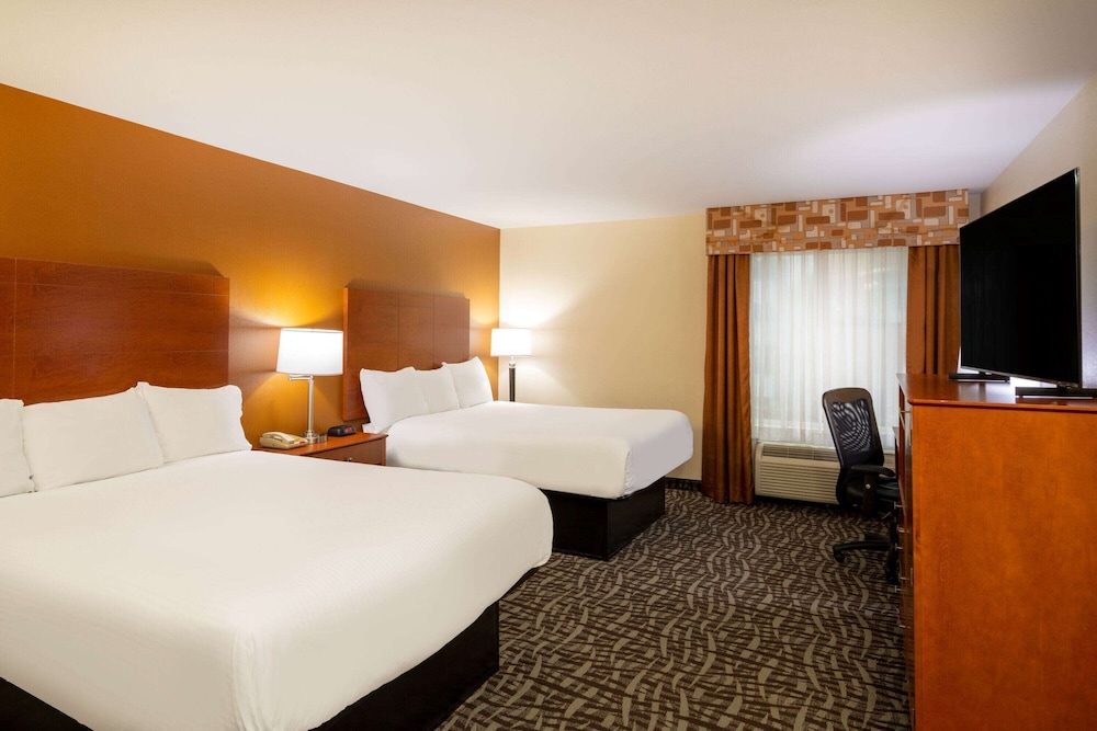 Standard Room, 2 Queen Beds - Photo 2