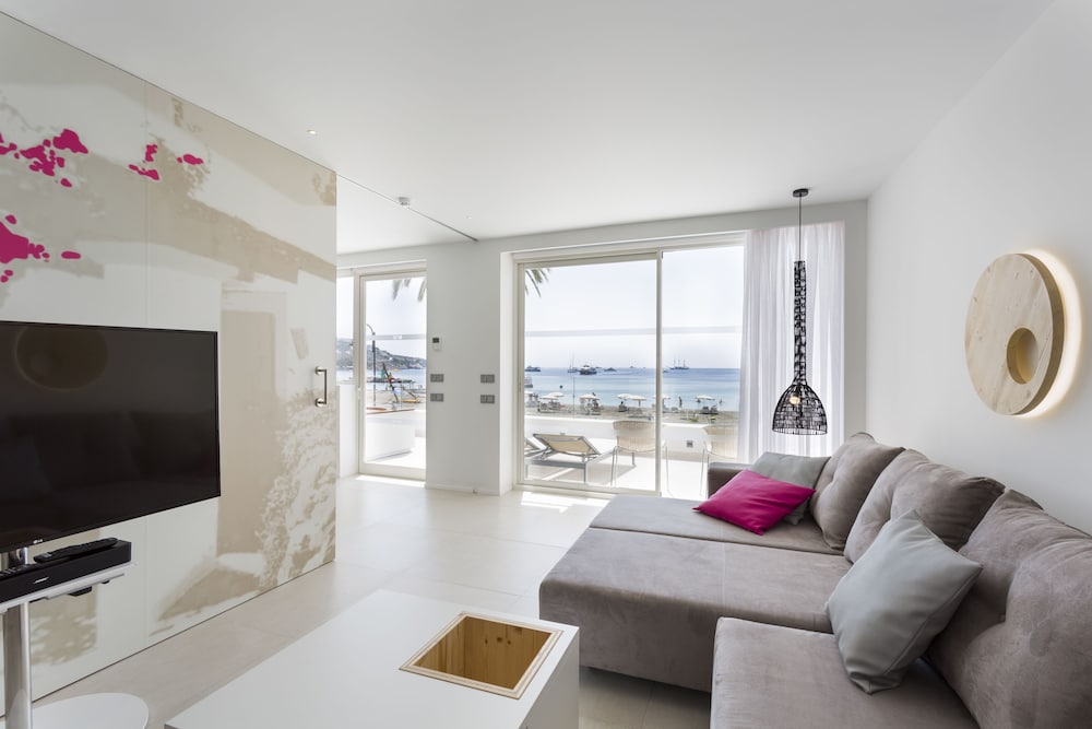 Premium Suite, Pool Access