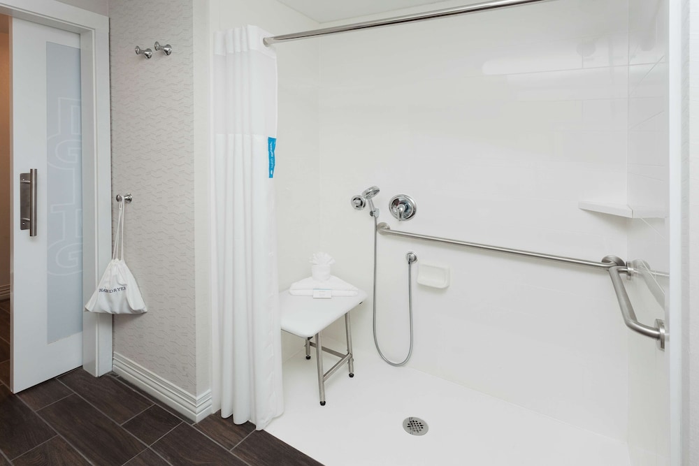 Room, 1 King Bed, Accessible, Non Smoking (Rollin Shower) photo 2