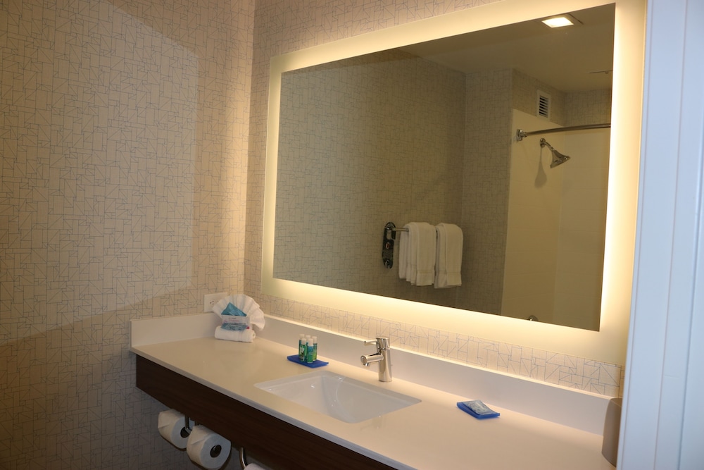 Standard Room, 1 King Bed, Balcony, Lake View - Photo 6