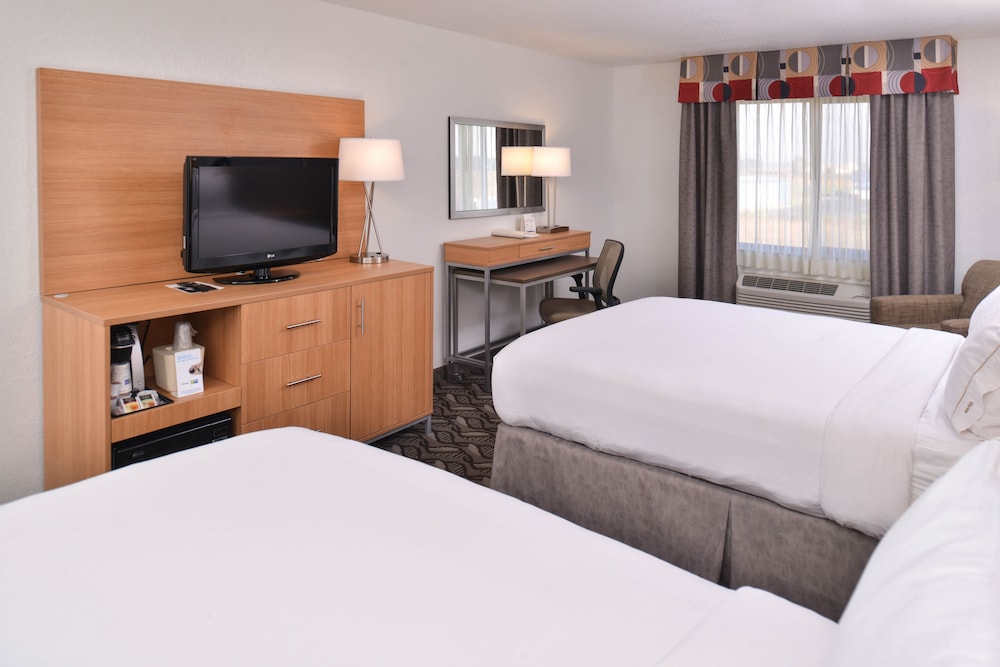 Standard Room, 2 Queen Beds - Photo 1