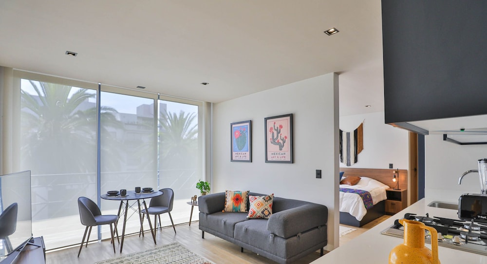 One Bedroom Apartment With Kitchenette & Balcony photo 3