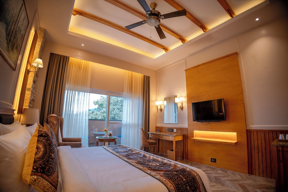 Deluxe Room, 1 King Bed, Balcony - Photo 4