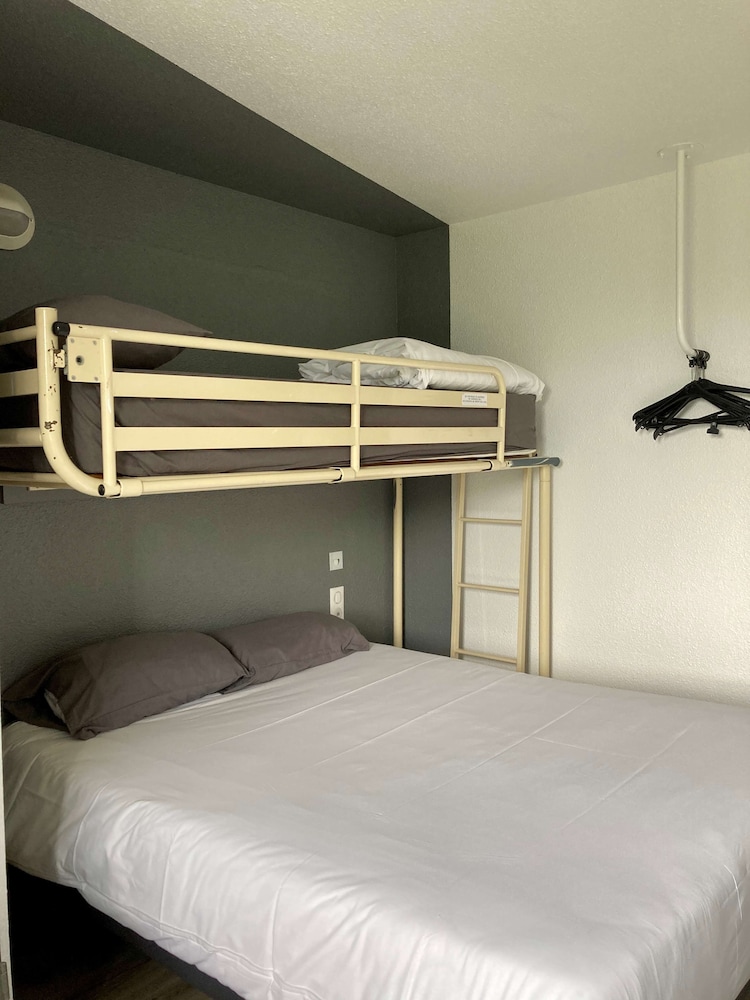 Standard Room, Multiple Beds (1 Double and 1 Single bed) - Photo 11