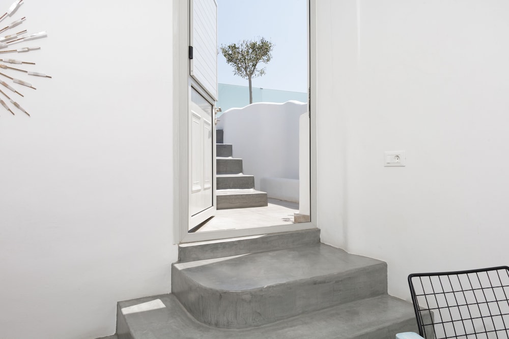 Deluxe Seaview Suite - Photo 17