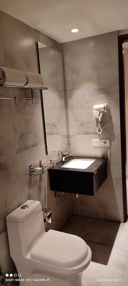 Premium Twin Room - Photo 4