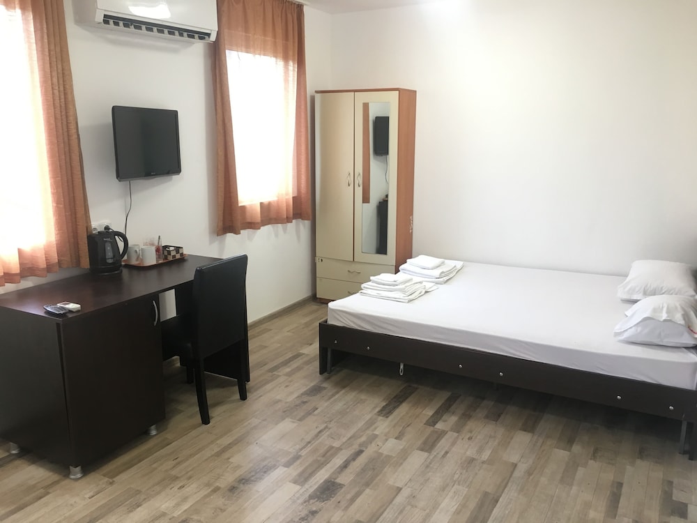 Basic Double Room, 1 Queen Bed with Sofa bed, Non Smoking, City View photo 1