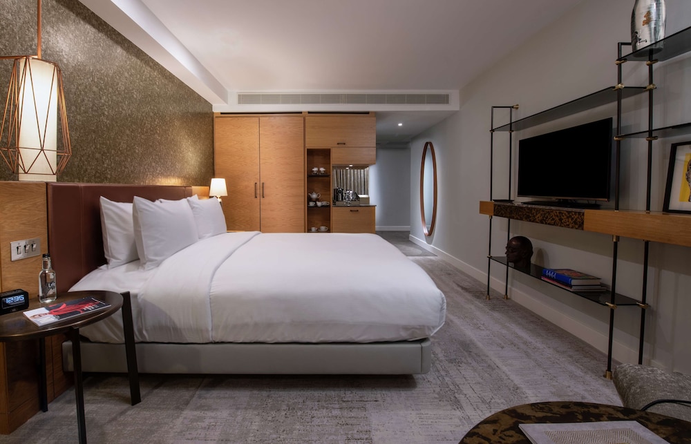 Superior Room with Canary Wharf View photo 3