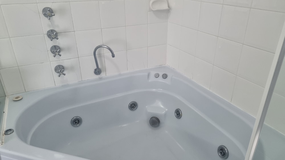Deluxe Room, 1 Queen Bed, Jetted Tub photo 3