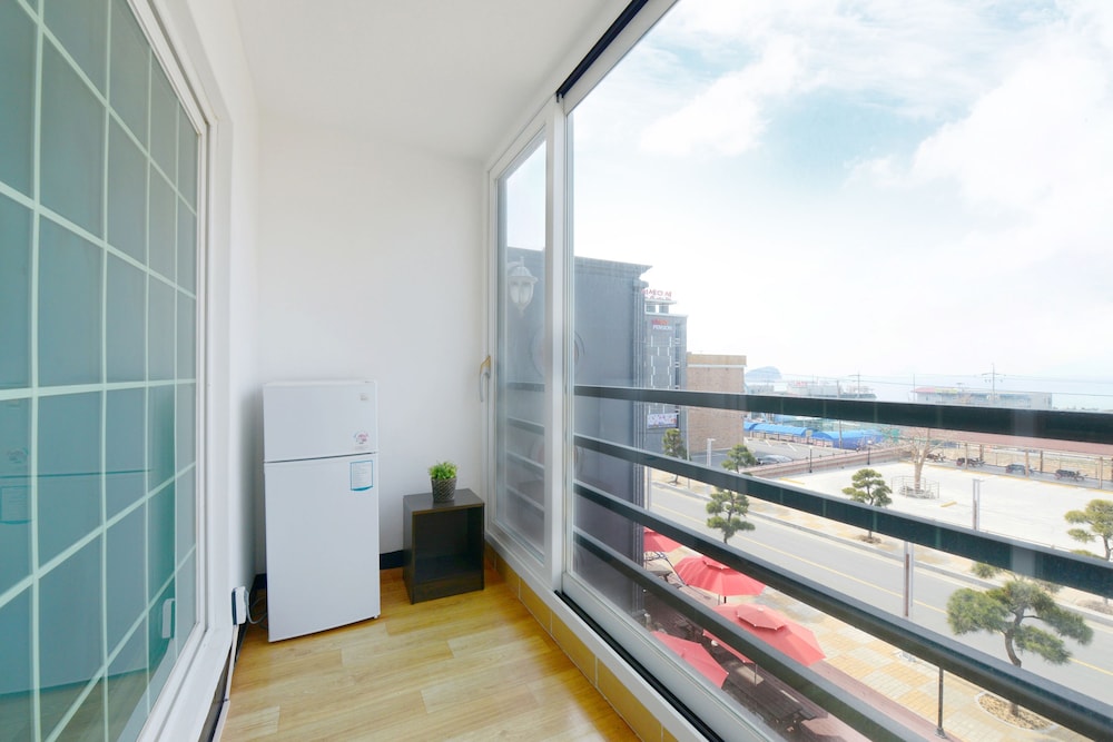 Room (Queen Bed, Kitchenette) photo 2