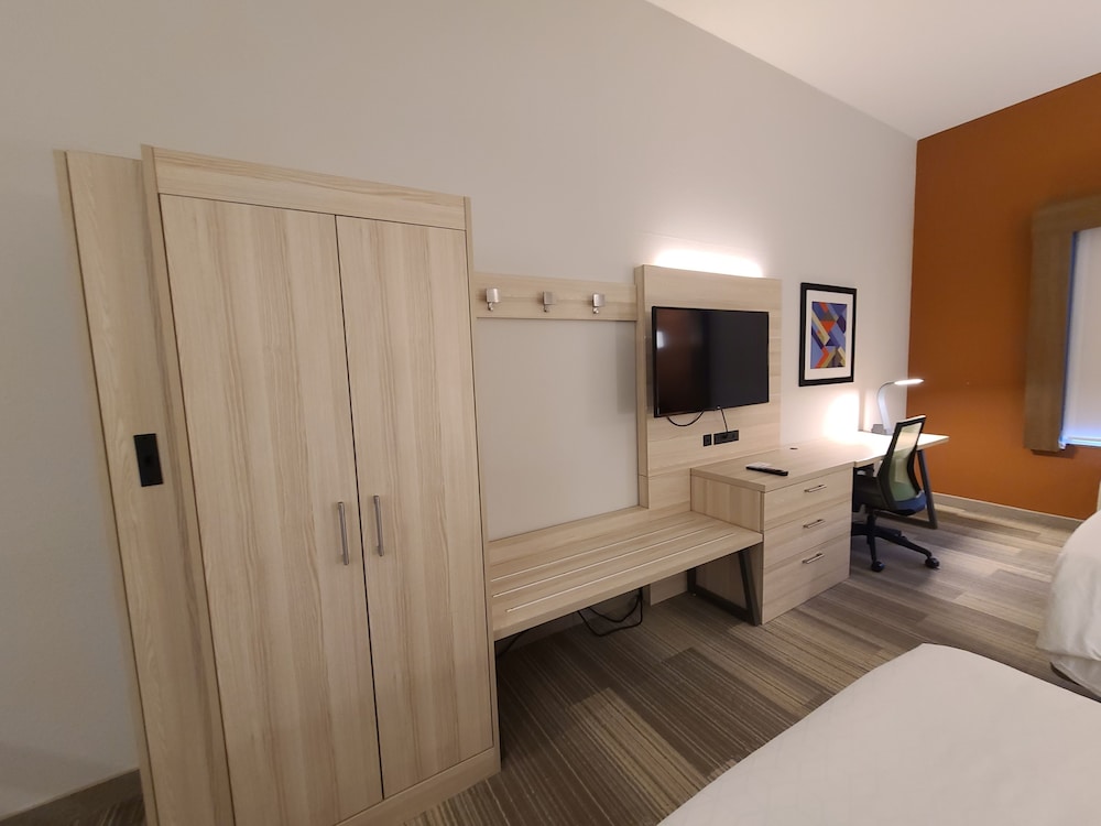 Suite, 2 Queen Beds - Photo 9