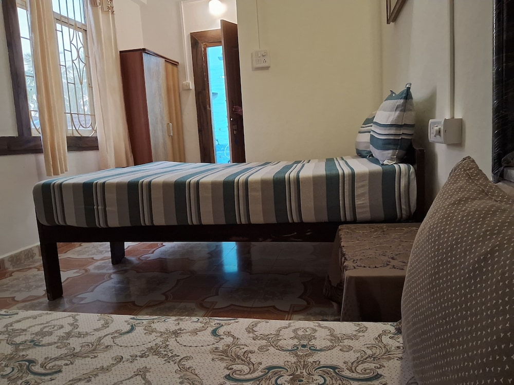 Family Room - Photo 2