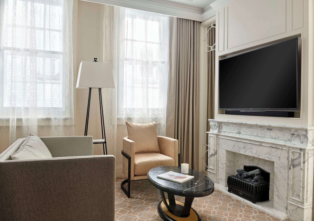 Suite, 1 King Bed (Koestler Suite)