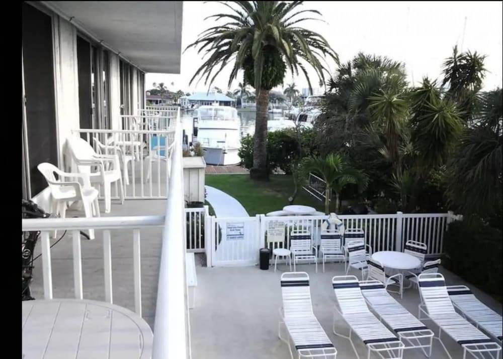 2 Bedroom Waterfront Pool Side!, 사진 7