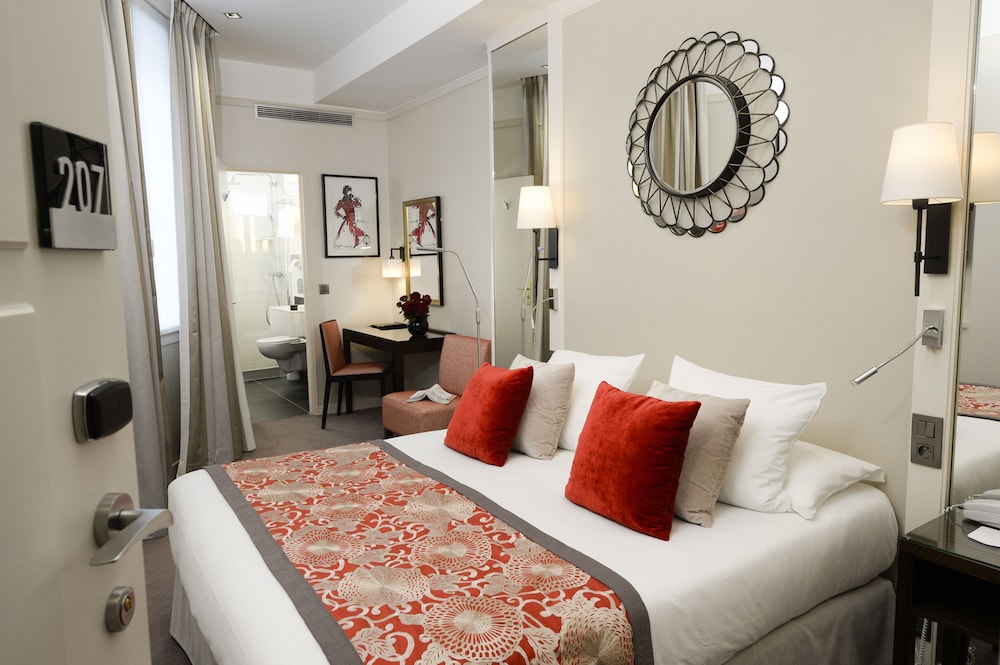 Superior Room, 1 Queen Bed (Larger Room) thumbnail 6