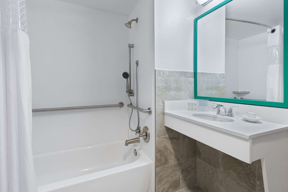 Standard Room, 1 King Bed, Accessible, Tub, Non Smoking - Photo 5