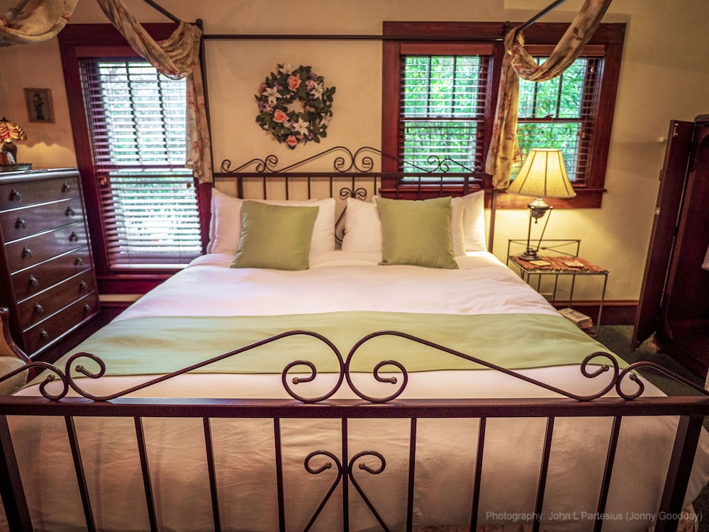 Suite, Private Bathroom (Emily Dickinson1930s Artist's Cottage) photo 2