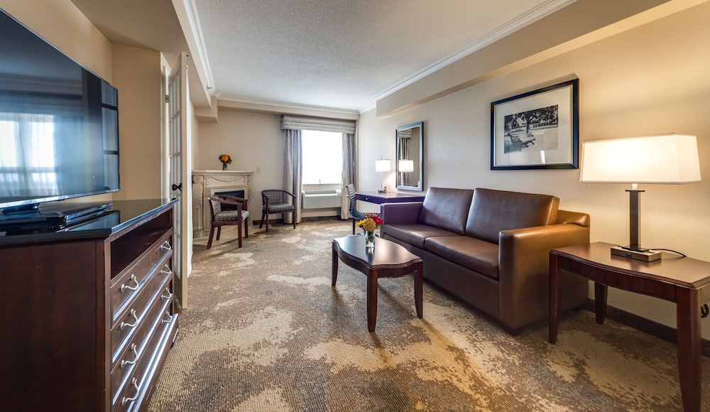 Deluxe King Suite with Jetted Tub-Separate Living Room - Photo 10