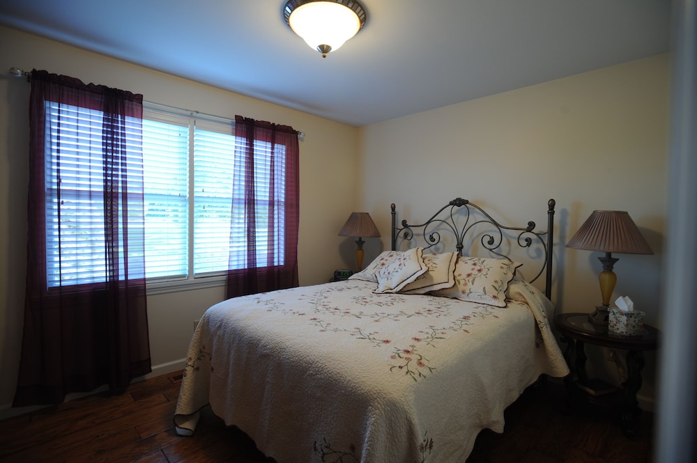 Romantic Suite, 1 Queen Bed, Allergy Friendly photo 1