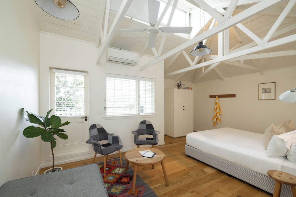 Signature Room, 1 King Bed, Balcony (Room 2) photo 2