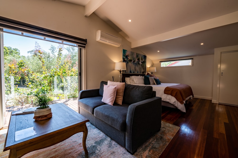 Garden Villa – Self-Contained, King Bed With Garden And Pool Views