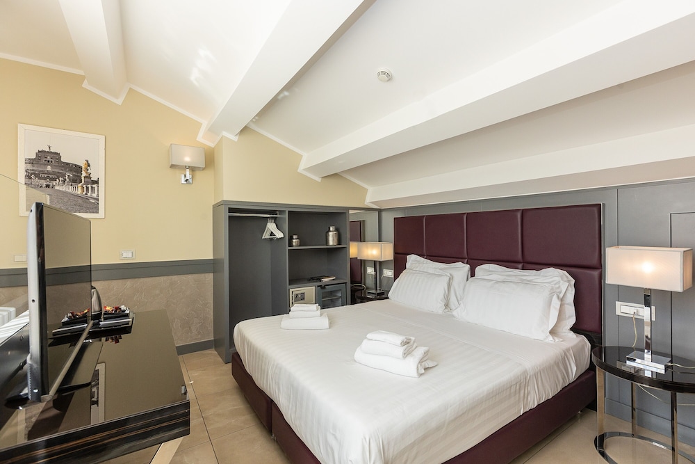 Luxury Room, Hot Tub, City View - Photo 4
