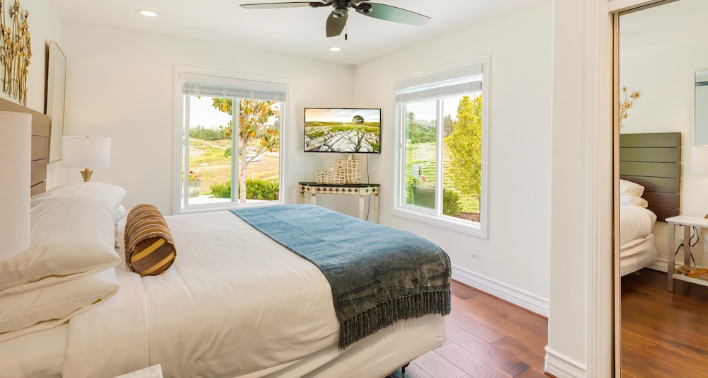 Grand Studio Suite, 1 King Bed, Vineyard View