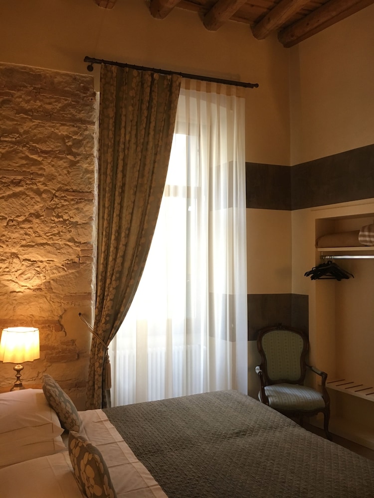 Standard Double Room - Photo 11