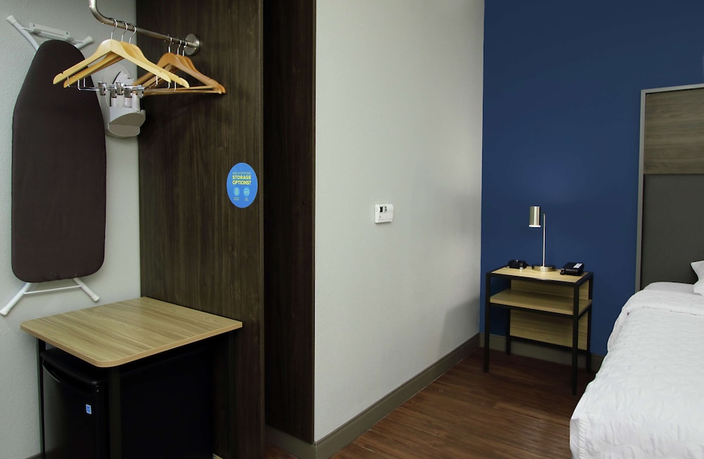 Room, 1 King Bed, Accessible (Hearing) - Photo 1