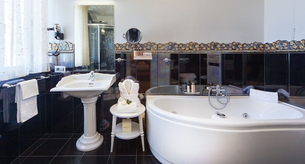 Deluxe Double or Twin Room - Photo 17