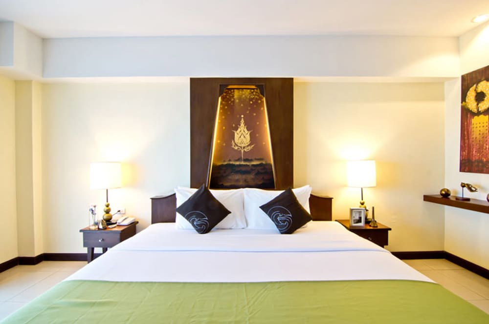 Deluxe Room, City View - Photo 1