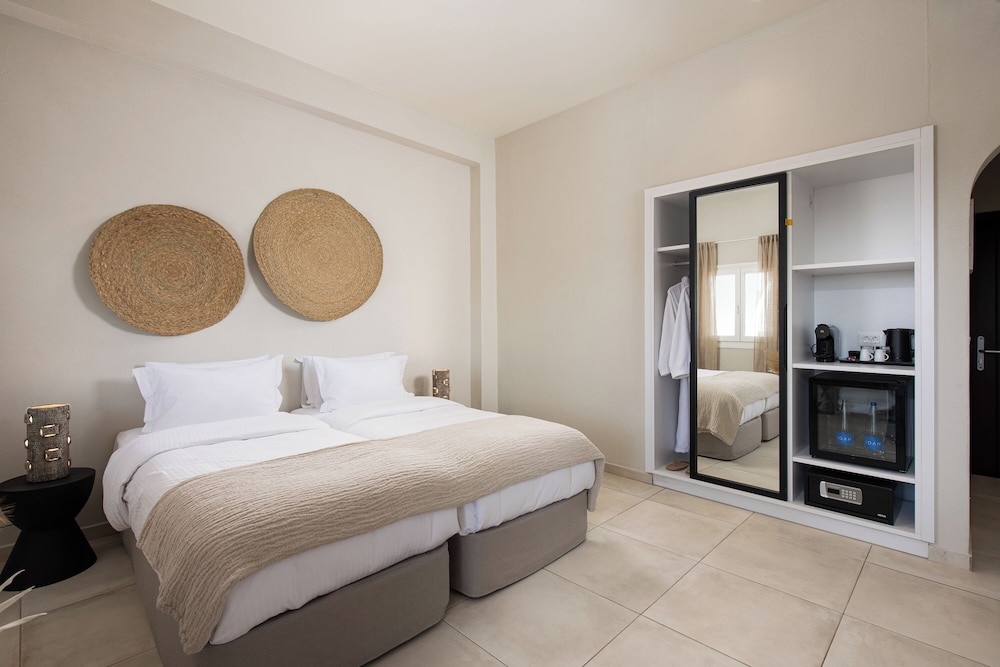 Comfort Room, Pool View - Photo 13