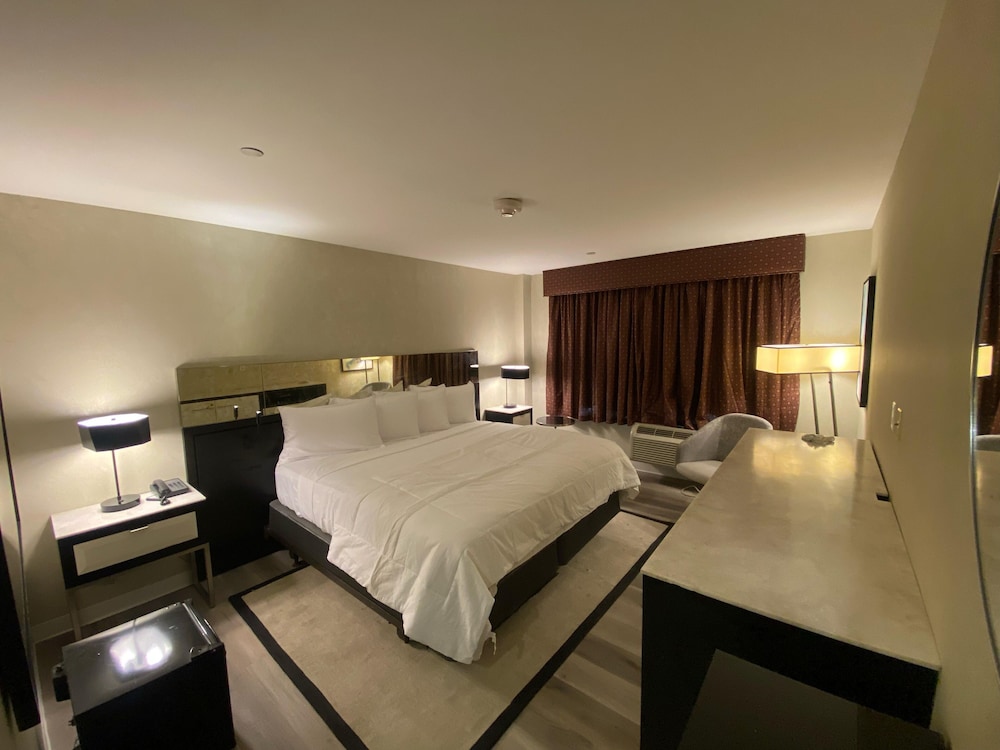 Deluxe Room, 1 King Bed photo 2