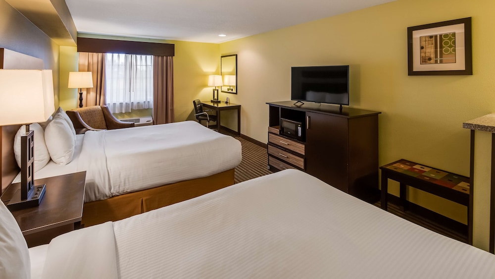 Standard Room, 2 Queen Beds, Non Smoking, Refrigerator & Microwave photo 2