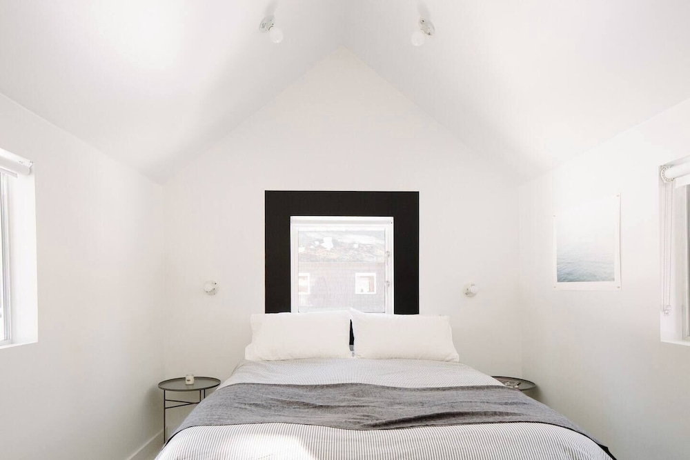 Premier Cabin, 1 Queen Bed, Garden View (C3) photo 3