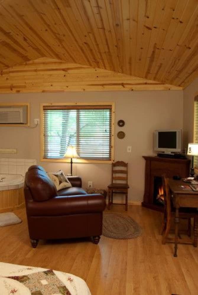 Room, Private Detached Bathroom (Aunt Geraldine's Room) photo 3