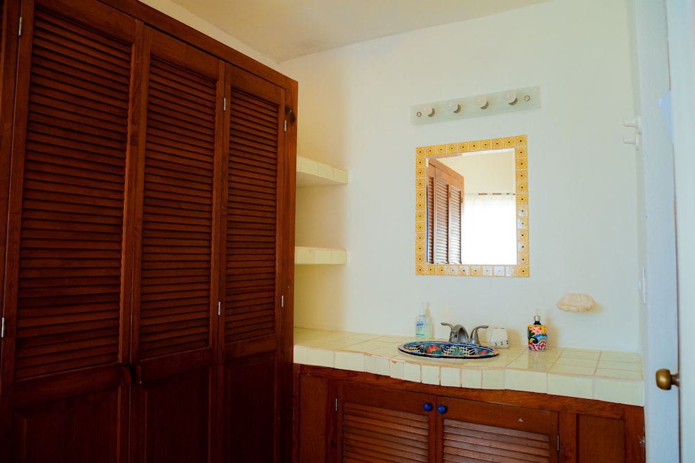 Luxury Triple Room, 1 King Bed with Sofa bed, Sea View photo 2