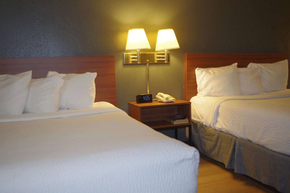 Standard Room, 2 Queen Beds, Non Smoking - Photo 9