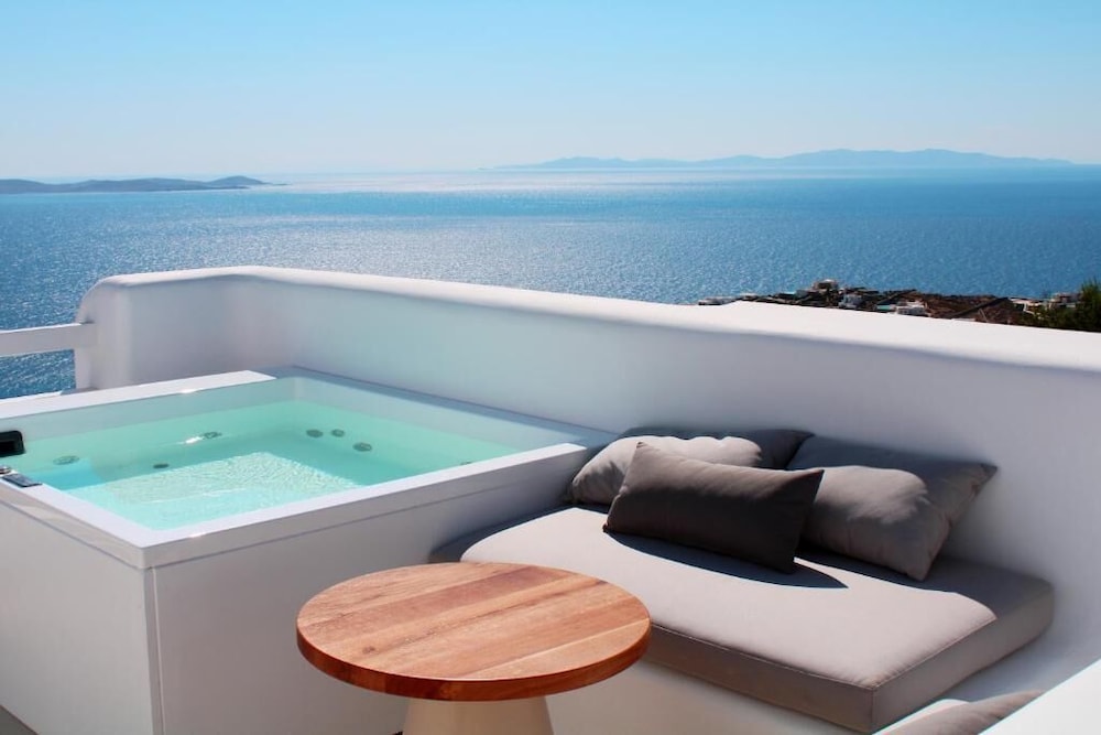 Deluxe Sea View Jacuzzi - Photo 4