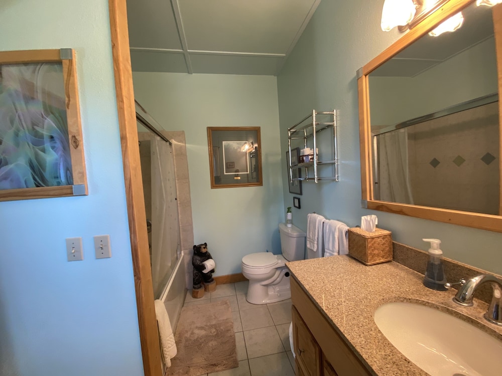 Classic Quadruple Room, 2 Queen Beds, Mountain View photo 2