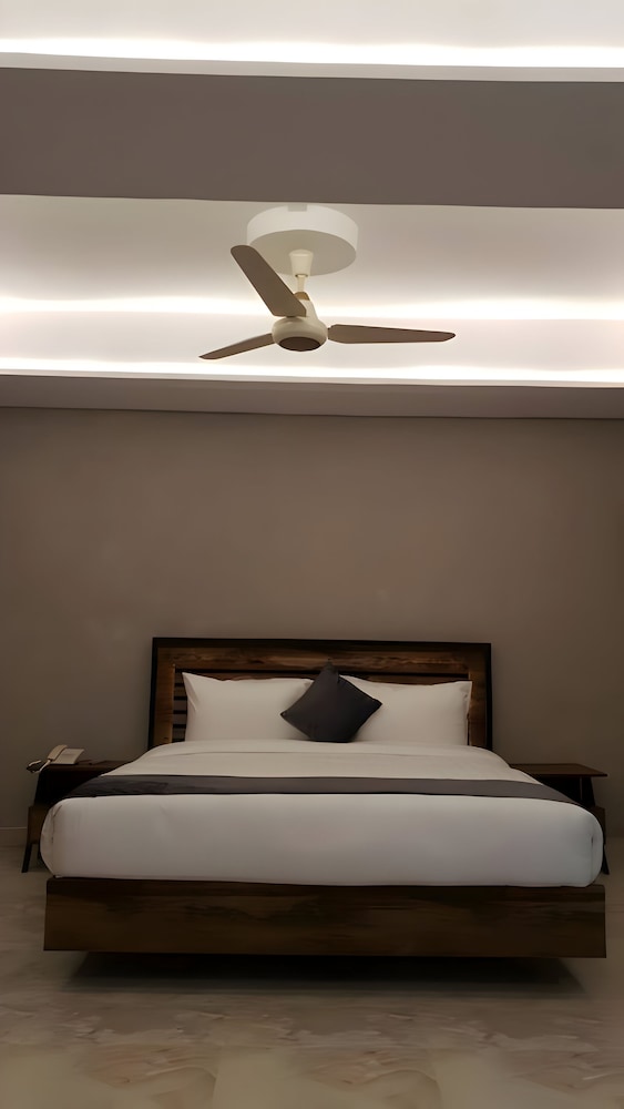 Deluxe Room - Photo 9