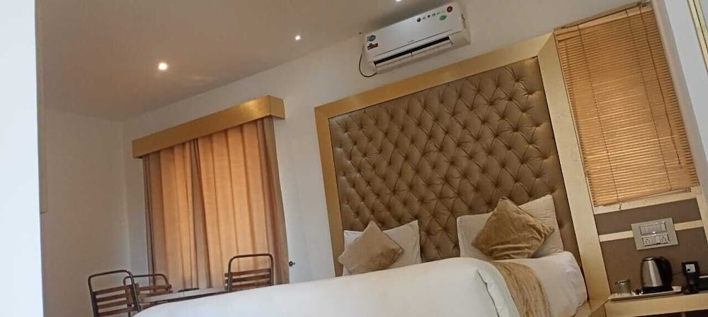 Deluxe Room - Photo 5