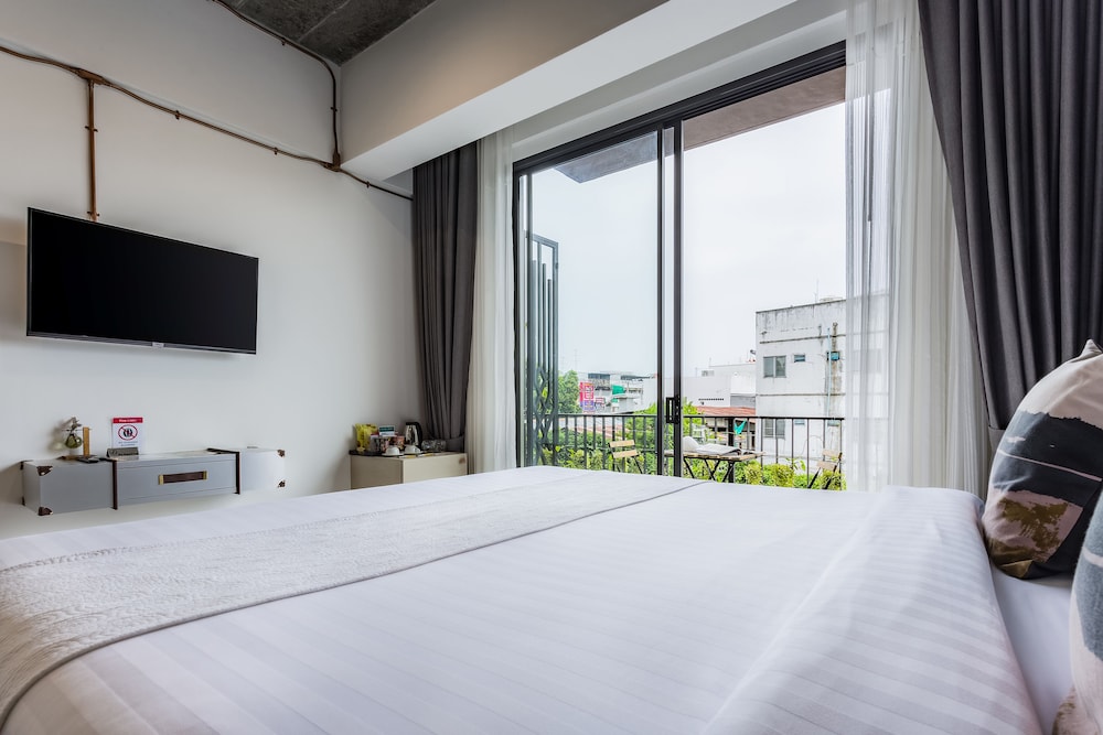 Double Room, 1 King Bed, Balcony - Photo 1
