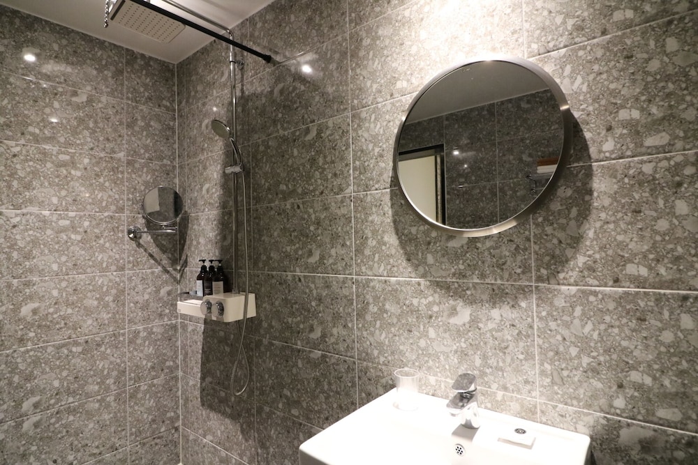 Premium Twin Room - Photo 2