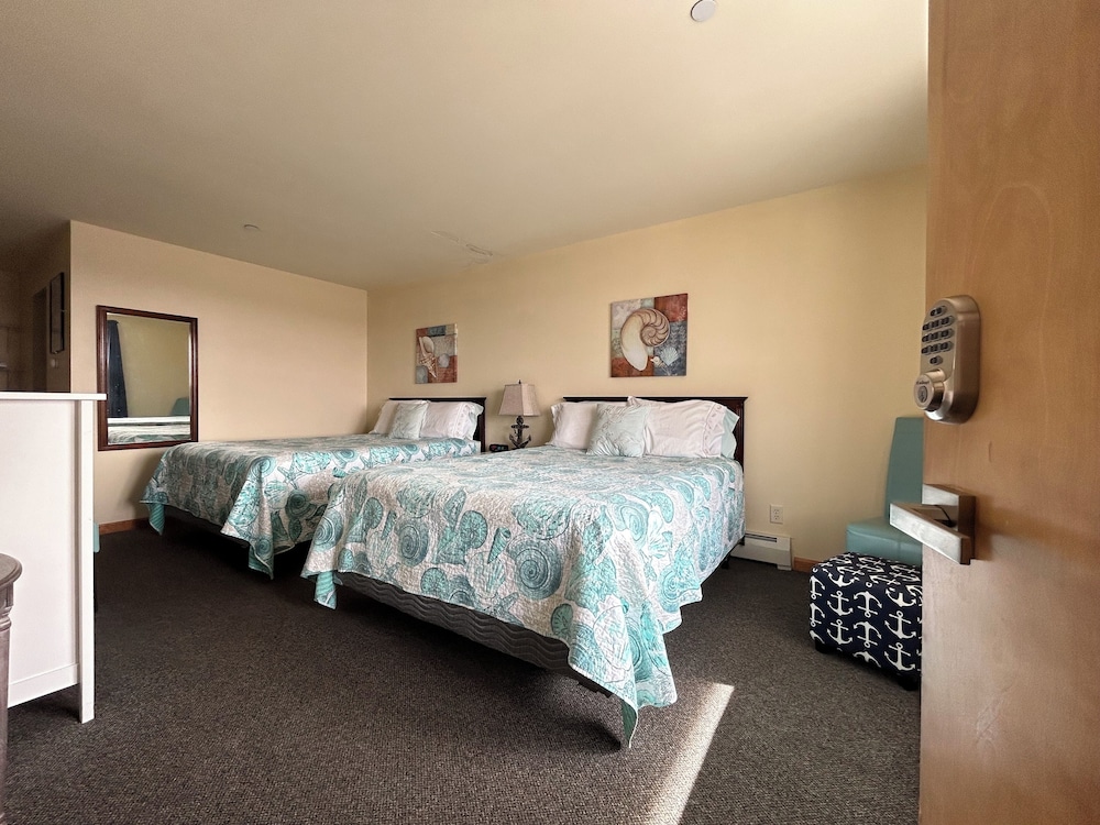 Room, 2 Queen Beds, Non Smoking, Partial Ocean View