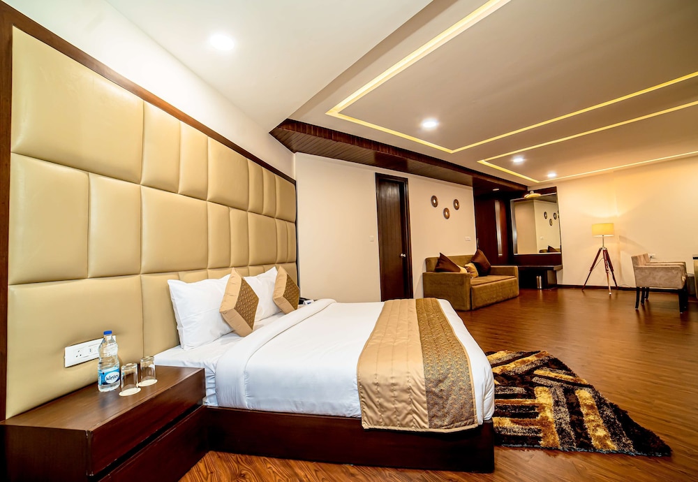 Premium Room, 1 King Bed, Non Smoking, Mountain View - Photo 16