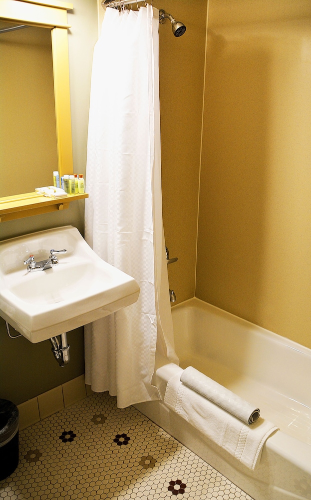 Standard Quadruple Room, 2 Double Beds, Private Bathroom photo 2