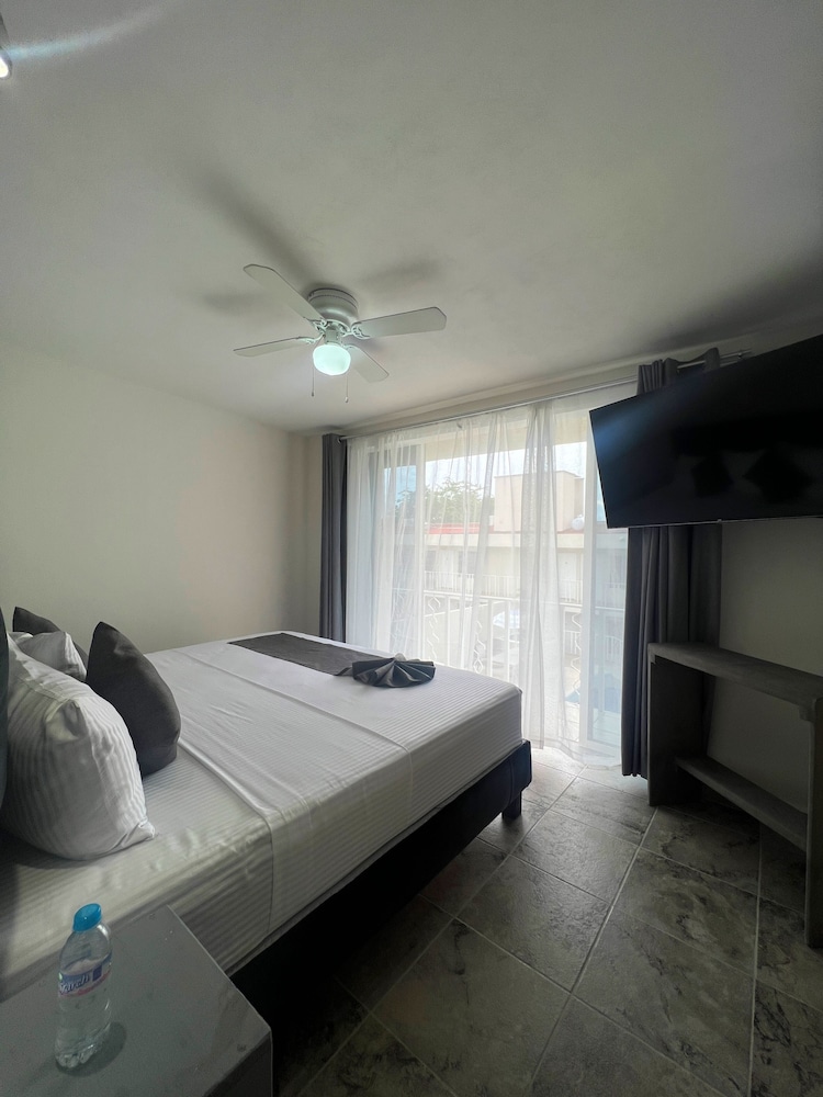 Junior Room, 1 King Bed, Hot Tub, Pool View photo 3
