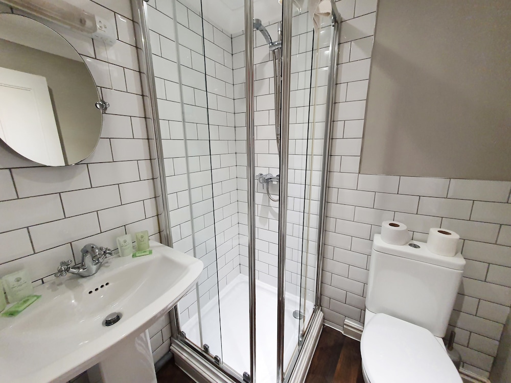 Superior Double Room, Ensuite - Photo 6
