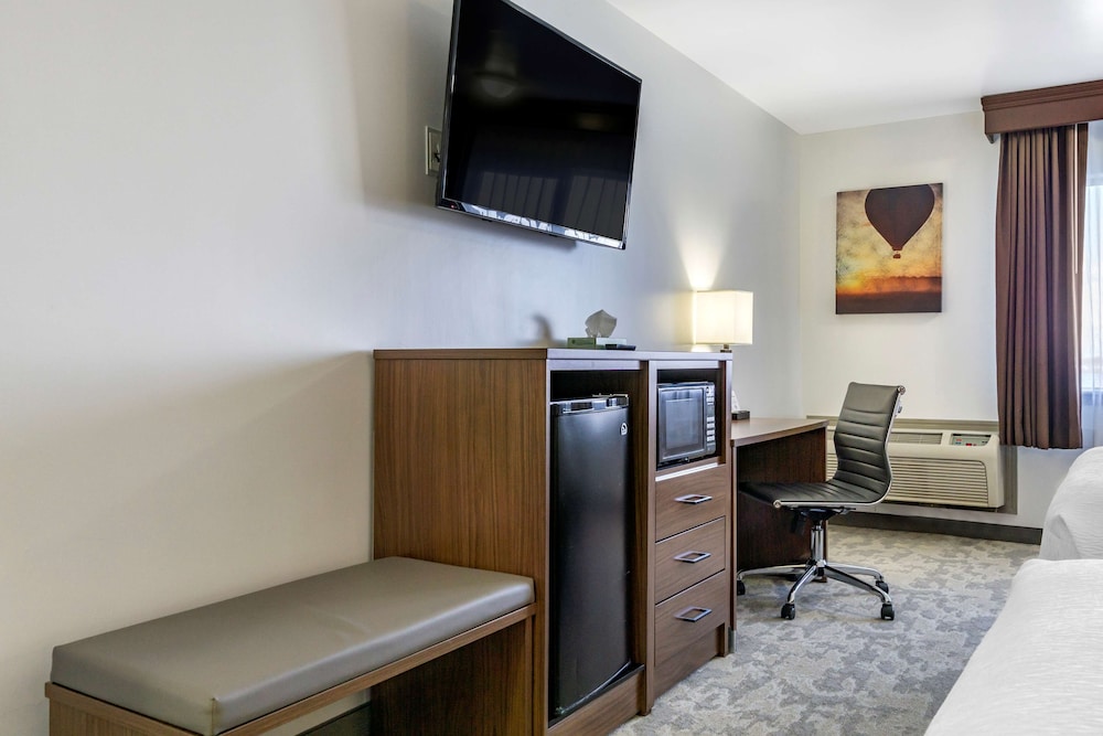 Suite, 1 King Bed, Non Smoking, Jetted Tub (Living Room) photo 2